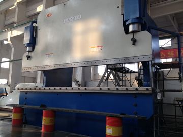 800 toneladas máquina del freno de la prensa del CNC de 6 M para doblar a poste ligero con la placa de acero soldada con autógena