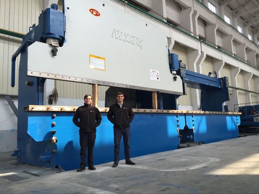 Freno de prensa hidráulico CNC de precisión con servomotor de retroescala y guía lineal de tornillo de bola para una precisión de ± 0,05 mm