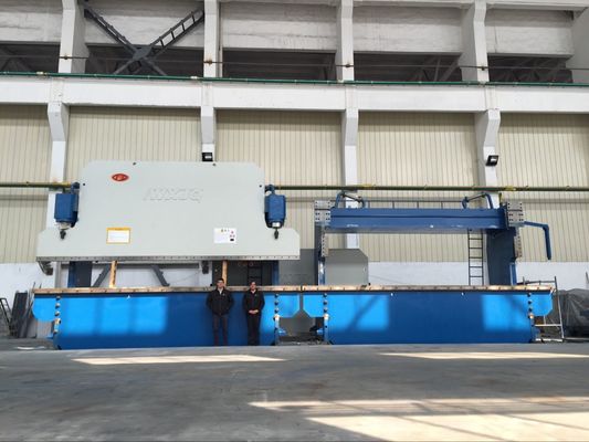 Freno de presión hidráulico CNC de 4 + 1 ejes con controlador Delem DA53T para doblar láminas de metal de 135 toneladas
