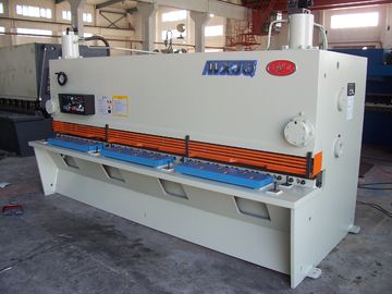 Máquina de corte de la guillotina hidráulica del CNC en el corte de hoja de la placa de metal o del hierro