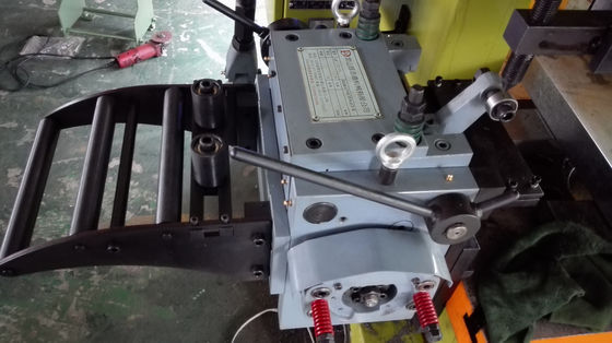 Línea de alimentación de bobina para tapas de medicamentos de 20 mm utilizando servomotor Yaskawa o Mitsubishi y presión de 200 toneladas que garantiza la fabricación