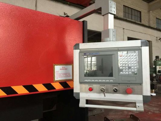 Máquina de ranurado en V computarizada y templada, adecuada para el corte de láminas de aluminio, que ofrece alta precisión y repetibilidad